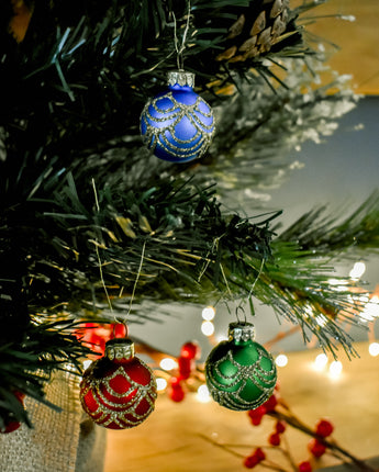 Scallop pattern baubles